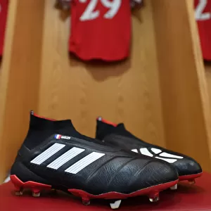 Arsenal FC vs Brighton & Hove Albion: A Glimpse into Arsenal's Changing Room Before the Match (Guendouzi's Boots)