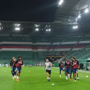 Arsenal FC Warm-Up Ahead of Rapid Wien Clash in Europa League