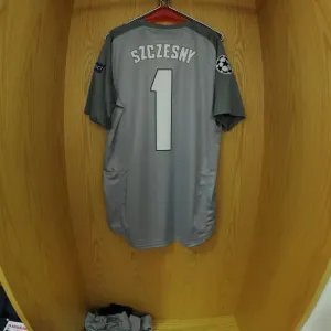 Arsenal FC: Wojciech Szczesny's Kit Ready for Bayern Munich Showdown (UEFA Champions League 2014) Arsenal FC: Wojciech Szczesny's Kit Ready for Bayern Munich Showdown (UEFA Champions League 2014)