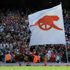 Bandera de Arsenal, el Arsenal ganó contra el Manchester United por la cuenta de un gol en la Liga Premier Barclay y se jugó en el Estadio Emiratos Árabes