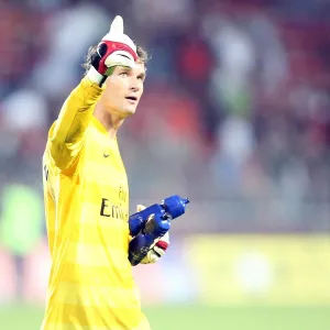 Arsenal goalkeeper Jens Lehmann waves to the fans after the match