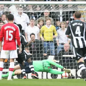 Arsenal goalkeeper Manuel Almunia save the Newcastle