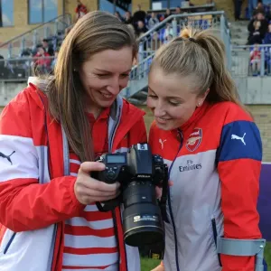 Arsenal Goalkeeper Siobhan Chamberlain Shows Photos to Leah Williamson Before Chelsea vs Arsenal WSL Match