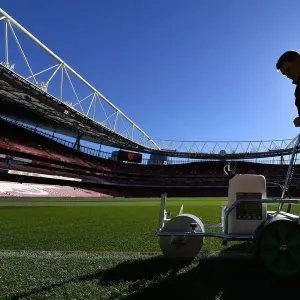 Arsenal Groundsman Meticulously Prepares Impeccable Pitch for Carabao Cup Showdown against Brentford