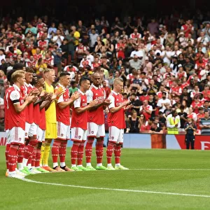 Arsenal Honors Late Terry Neill with Minutes Applause against Sevilla