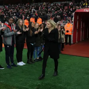 Arsenal Honors Former Star Kelly Smith with Guard of Honor at Emirates Stadium