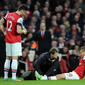 Arsenal: Jack Wilshere Receives Treatment from Colin Lewin as Olivier Giroud Looks On during Arsenal v Everton (2013)