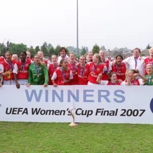 Arsenal Ladies celebrate at the end of the match