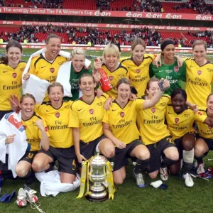 Le donne dell'Arsenal celebrano con la Coppa della FA Le donne dell'Arsenal celebrano con la Coppa della FA