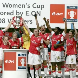 Les Arsenal Femmes célèbrent la victoire de la Coupe d'Angleterre : le triomphe de Faye White et Jayne Ludlow sur les Whites of Leeds en 2008 Les Arsenal Femmes célèbrent la victoire de la Coupe d'Angleterre : le triomphe de Faye White et Jayne Ludlow sur les Whites of Leeds en 2008
