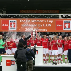 Arsenal Ladies lift the FA Cup Trophy