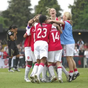 Arsenal Ladies Lift UEFA Women's Cup: 2006-07 Final (1-0 agg.) vs UMEA IK Arsenal Ladies Lift UEFA Women's Cup: 2006-07 Final (1-0 agg.) vs UMEA IK