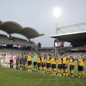 Arsenal Ladies line up with Lyon before the match
