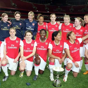 Arsenal Ladies with the Premier League Trophy