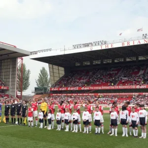 The Arsenal and Leeds teams line up before the match