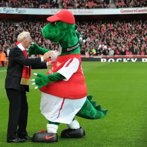 Arsenal Legend Bob Wilson Meets Young Gunner Before Arsenal vs. Everton (2011-12)