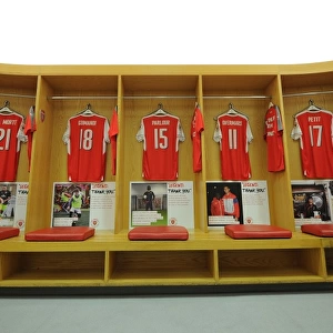 Season 2016-17 Framed Print Collection: Arsenal Legends v Milan Glorie