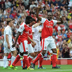 Arsenal Legends vs. AC Milan Glorie: Kanu's Epic Goal Celebration at Emirates Stadium