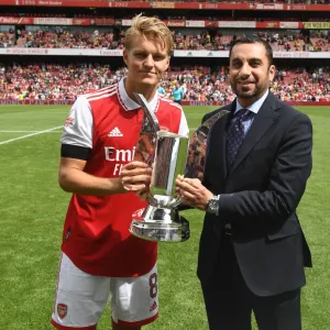 Arsenal Lift Emirates Cup Print
