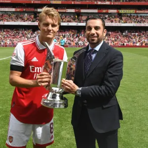 Arsenal Lift Emirates Cup After Victory Over Sevilla Arsenal Lift Emirates Cup After Victory Over Sevilla
