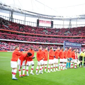 Arsenal and Man United players line up before the match. Arsenal 1: 3 Manchester United