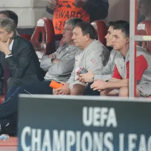 Arsenal manager Arsene Wenger on the bench with assistant Pat Rice and kit man Vic Akers