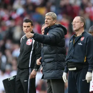 El gerente del Arsenal, Arsène Wenger y el médico de la plantilla, Ian Beasley