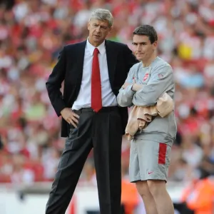 Il capo allenatore dell'Arsenal, Arsène Wenger con il dottore Gary O'Driscoll
