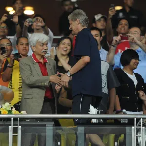 Arsenal manager Arsene Wenger with the Malaysian Prime Minister. Malaysia XI 0: 4 Arsenal