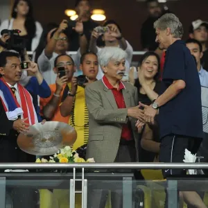 Arsenal manager Arsene Wenger with the Malaysian Prime Minister. Malaysia XI 0: 4 Arsenal Arsenal manager Arsene Wenger with the Malaysian Prime Minister. Malaysia XI 0: 4 Arsenal