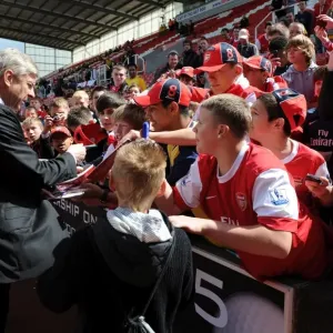 Arsenal manager Arsene Wenger signs autographs for the fans. Stoke City 3: 1 Arsenal
