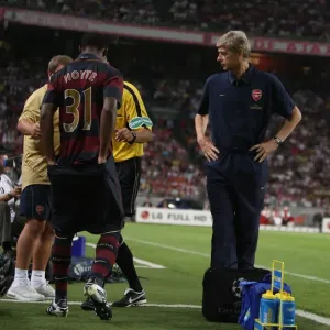 Arsenal manager Arsene Wenger and substitute Justin Hoyte Arsenal manager Arsene Wenger and substitute Justin Hoyte