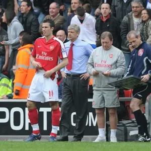 Arsenal manager Arsene Wenger with substitute Robin van Persie. Wigan Athletic 3