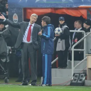 Arsenal manager Arsene Wenger talks to the 4th official. Shakhtar Donetsk 2: 1 Arsenal