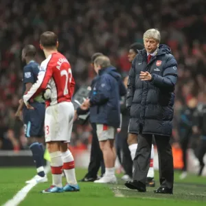 Arsenal manager Arsene Wenger talks with Andrey Arshavin during the match