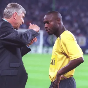 Arsenal manager Arsene Wenger talks with defender William Gallas just before kick off