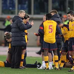 Arsenal manager Arsene Wenger talks with Kolo Toure during extra time