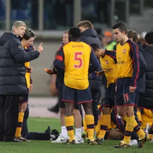 Arsenal manager Arsene Wenger talks with Kolo Toure during extra time