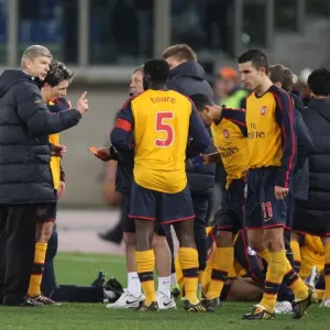 Arsenal manager Arsene Wenger talks with Kolo Toure during extra time