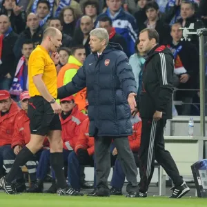 Arsenal manager Arsene Wenger talks to referee Martin Hansson after the 2nd Porto goal