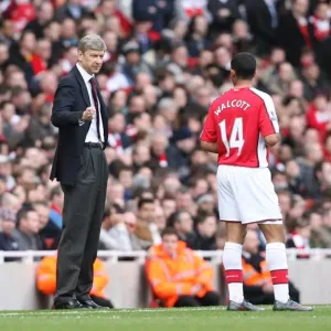 Arsenal manager Arsene Wenger talks to Theo Walcott Arsenal manager Arsene Wenger talks to Theo Walcott