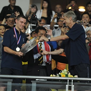 Arsenal manager Arsene Wenger and Thomas Vermaelen with the Malaysian Prime Minister