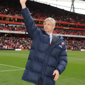 Arsenal manager Arsene Wenger waves to the fans after the match. Arsenal 4: 0 Fulham Arsenal manager Arsene Wenger waves to the fans after the match. Arsenal 4: 0 Fulham