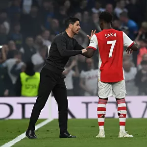 Arsenal Manager Mikel Arteta Guides Bukayo Saka at Tottenham Hotspur Stadium (Tottenham vs Arsenal 2021-22)