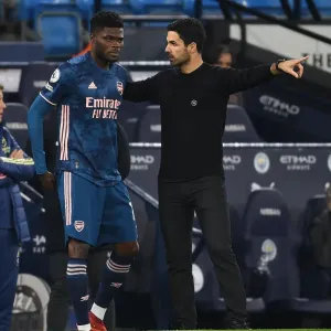 Arsenal Manager Mikel Arteta with Thomas Partey: Manchester City vs Arsenal, 2020-21 Premier League