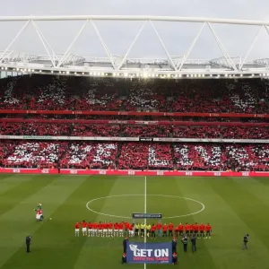 The Arsenal and Manchester United teams walk out onto the pitch with the Nike Lace Up Save Lives cards held up be the fans. Arsenal 1: 3 Manchester United. Barclays Premier League. Emirates Stadium, 31 / 1 / 10. Credit : Arsenal Football Club The Arsenal and Manchester United teams walk out onto the pitch with the Nike Lace Up Save Lives cards held up be the fans. Arsenal 1: 3 Manchester United. Barclays Premier League. Emirates Stadium, 31 / 1 / 10. Credit : Arsenal Football Club