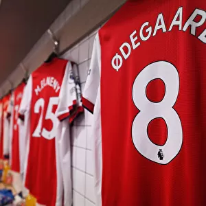Arsenal: Martin Odegaard's Shirt in Arsenal Changing Room Before Tottenham Clash (Tottenham Hotspur vs Arsenal 2021-22)
