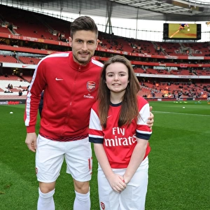 Arsenal mascot with Olivier Giroud (Arsenal). Arsenal 2: 0 Fulham. Barclays Premier League