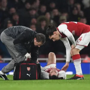 Arsenal: Mkhitaryan Receives Treatment as Bellerin Looks On during Arsenal v Everton, Premier League 2017-18