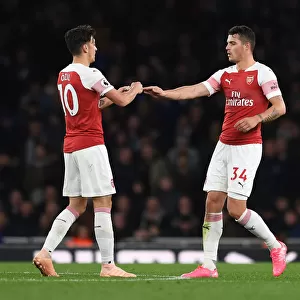 Arsenal: Ozil Passes Captain Armband to Xhaka vs Leicester City (2018-19)